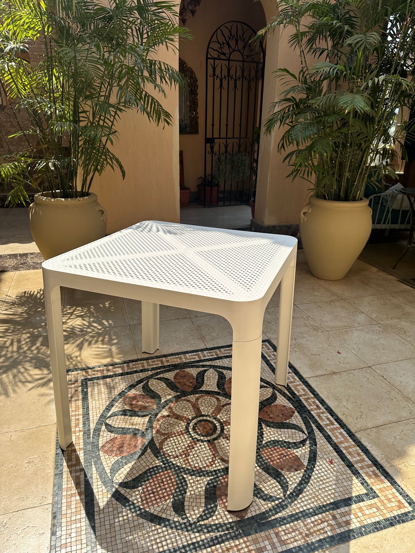 Dot Standard Table