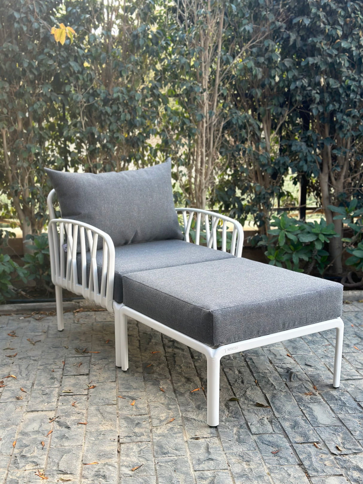 Traverse Chaise Lounge for Outdoor Furniture – Comfortable chaise lounge designed for gardens and patios