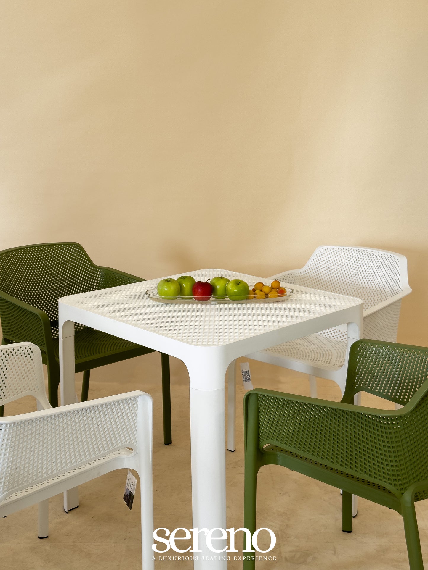 Dot Set 2 (4 Dot Chairs + 1 Dot Standard Table)