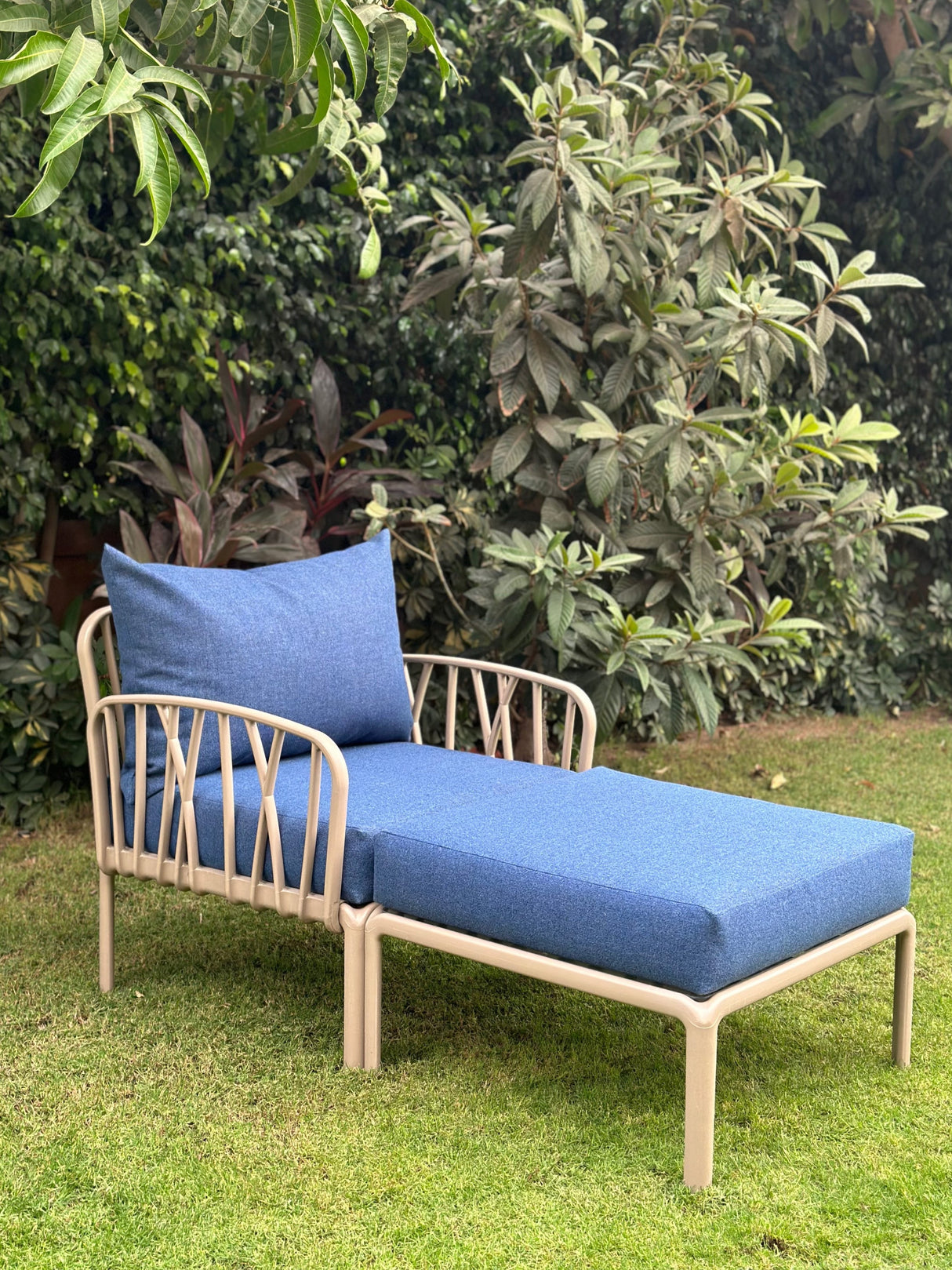 Traverse Chaise Lounge for Outdoor Furniture – Elegant chaise lounge for outdoor relaxation